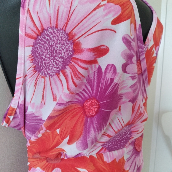 Fun Summer Dress! Floral print, V Neckline, Ties in the back, Midi Length. - Picture 5 of 8